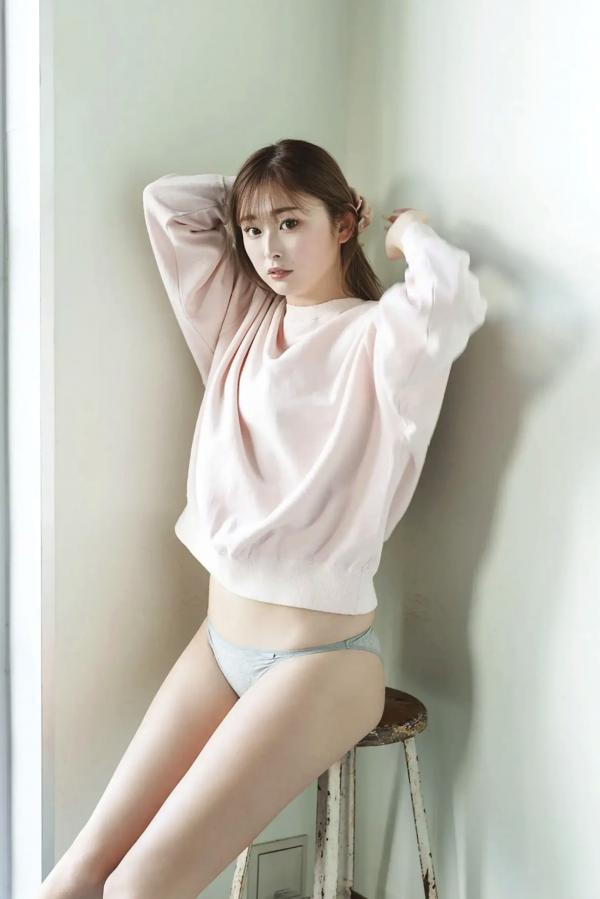    ゆうちゃみ - メロい革命 vol.1 居家私房写真，浅粉色卫衣简约穿搭，清纯甜美与慵懒性感并存第3张图片