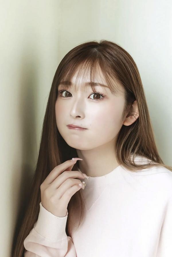    ゆうちゃみ - メロい革命 vol.1 居家私房写真，浅粉色卫衣简约穿搭，清纯甜美与慵懒性感并存第4张图片