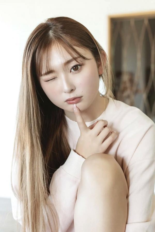    ゆうちゃみ - メロい革命 vol.1 居家私房写真，浅粉色卫衣简约穿搭，清纯甜美与慵懒性感并存第12张图片