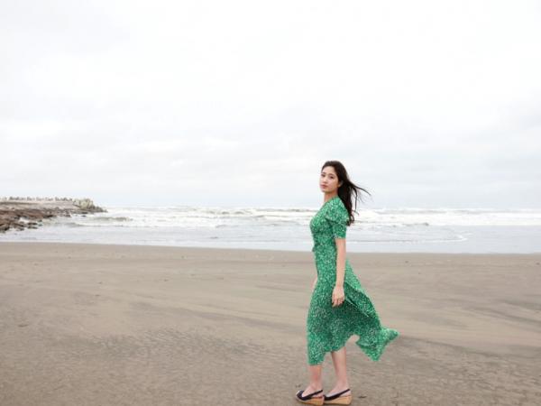    冈本杷奈私摄影：室内丝滑吊带诱惑与海边清新碎花长裙写真第7张图片