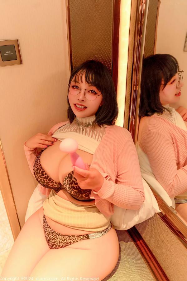    XiuRen秀人网-9685-油田溪溪：豹纹内衣搭配紧身打底，高清镜面视角下的傲人上围与极致丰腴美臀，私房大尺度性感视觉盛宴第49张图片
