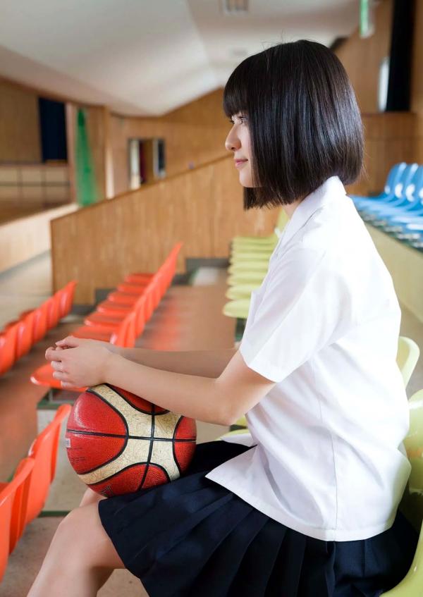    山田南実写真集「キミを見つけた日」室内私房与泳池湿发诱惑，清纯少女的极致性感连体泳衣大秀完美身段第16张图片