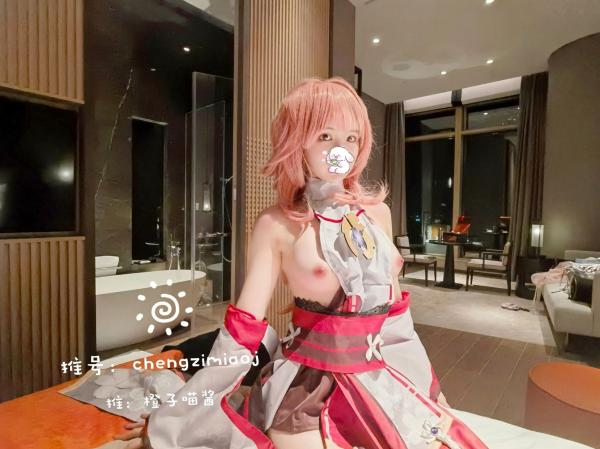    橙子喵酱-八重神子私房照，超大胆露肤Cosplay，极品诱惑二次元女神，酒店室内实拍写真第6张图片