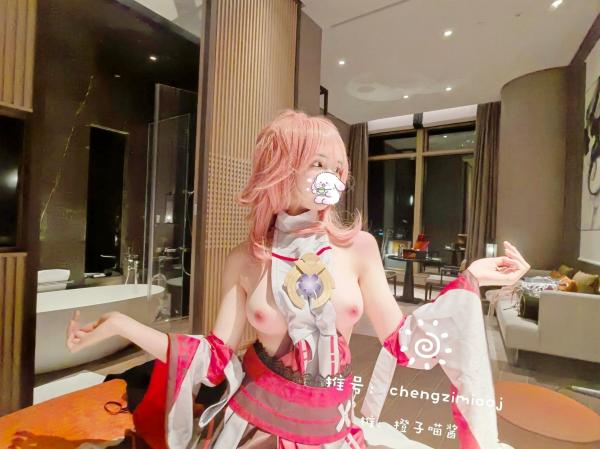    橙子喵酱-八重神子私房照，超大胆露肤Cosplay，极品诱惑二次元女神，酒店室内实拍写真第7张图片