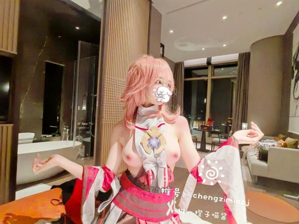    橙子喵酱-八重神子私房照，超大胆露肤Cosplay，极品诱惑二次元女神，酒店室内实拍写真第9张图片