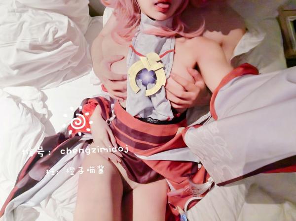    橙子喵酱-八重神子私房照，超大胆露肤Cosplay，极品诱惑二次元女神，酒店室内实拍写真第14张图片