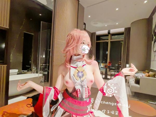    橙子喵酱-八重神子私房照，超大胆露肤Cosplay，极品诱惑二次元女神，酒店室内实拍写真第15张图片