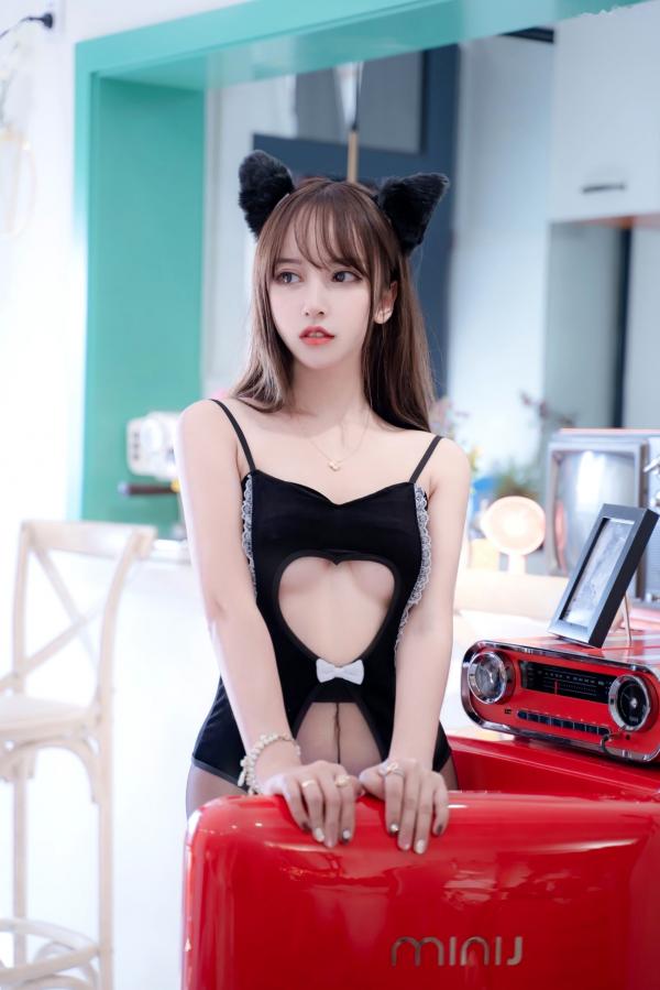 过期米线线喵   过期米线线喵-065-猫女郎，黑色镂空连体衣私房写真，丝袜美腿演绎极致诱惑身材第10张图片