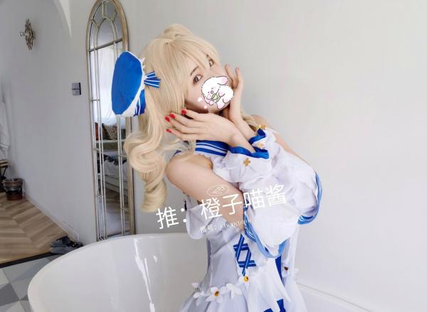    橙子喵酱-芭芭拉原神COSplay，蓝白泳衣浴室私房写真，清纯白嫩少女大尺度性感诱惑第11张图片