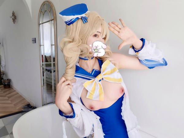    橙子喵酱-芭芭拉原神COSplay，蓝白泳衣浴室私房写真，清纯白嫩少女大尺度性感诱惑第24张图片