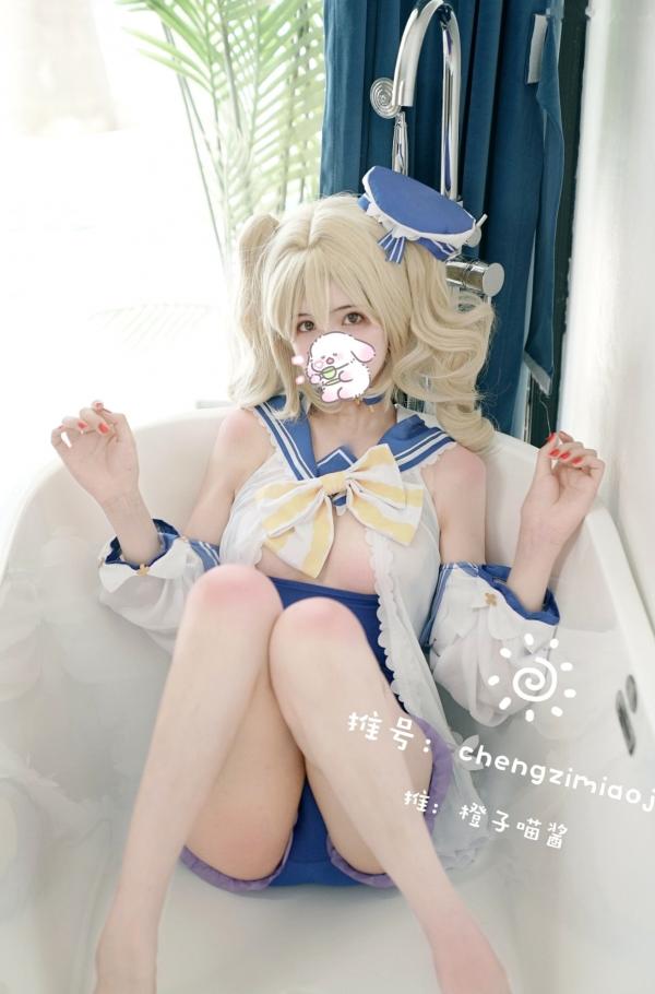    橙子喵酱-芭芭拉原神COSplay，蓝白泳衣浴室私房写真，清纯白嫩少女大尺度性感诱惑第32张图片