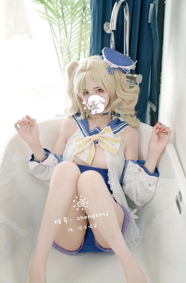    橙子喵酱-芭芭拉原神COSplay，蓝白泳衣浴室私房写真，清纯白嫩少女大尺度性感诱惑第34张图片