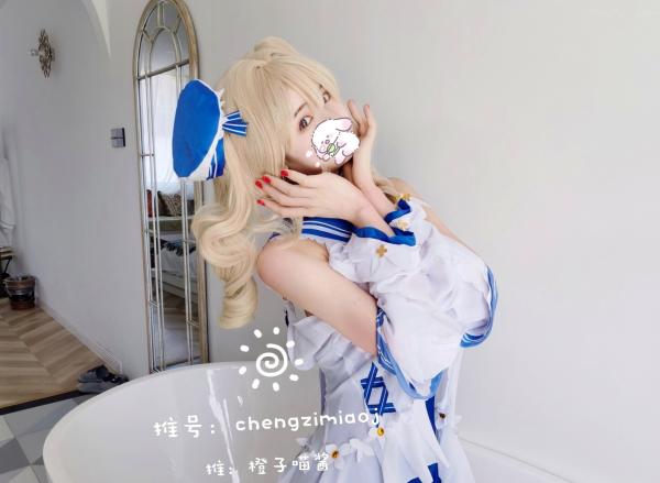    橙子喵酱-芭芭拉原神COSplay，蓝白泳衣浴室私房写真，清纯白嫩少女大尺度性感诱惑第38张图片