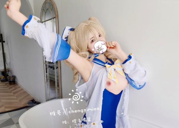    橙子喵酱-芭芭拉原神COSplay，蓝白泳衣浴室私房写真，清纯白嫩少女大尺度性感诱惑第41张图片