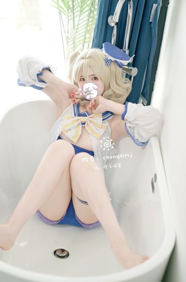    橙子喵酱-芭芭拉原神COSplay，蓝白泳衣浴室私房写真，清纯白嫩少女大尺度性感诱惑第46张图片