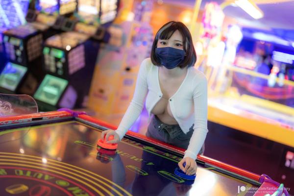    《Fantasy-Factory-小丁Ding-玩具店街拍系列-火辣开衫-网络相册泄露版-白色护胸》第17张图片