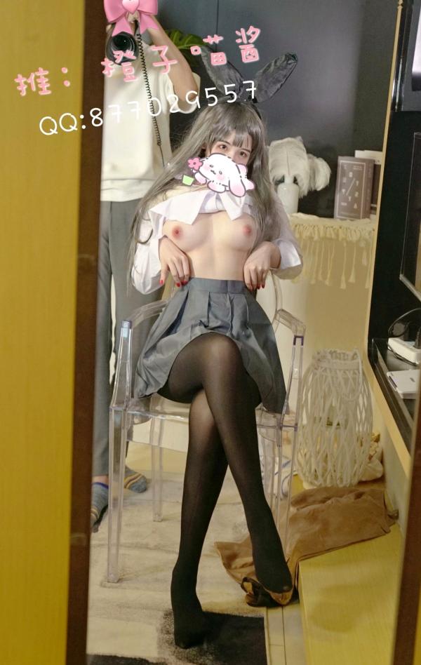    橙子喵酱-樱岛麻衣，极致诱惑制服黑丝私房照，展现二次元动漫角色扮演魅力与傲人好身材第12张图片