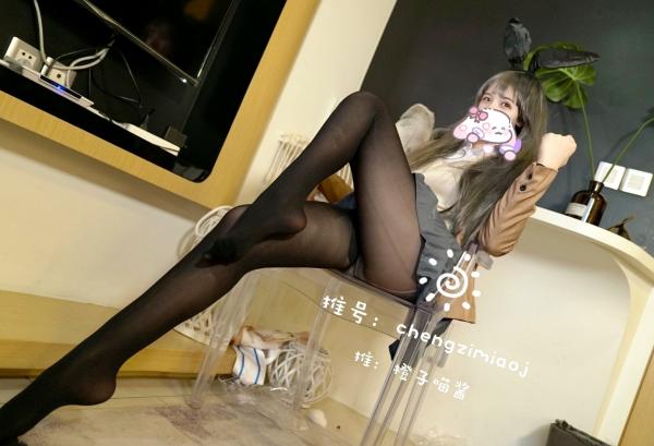    橙子喵酱-樱岛麻衣，极致诱惑制服黑丝私房照，展现二次元动漫角色扮演魅力与傲人好身材第19张图片