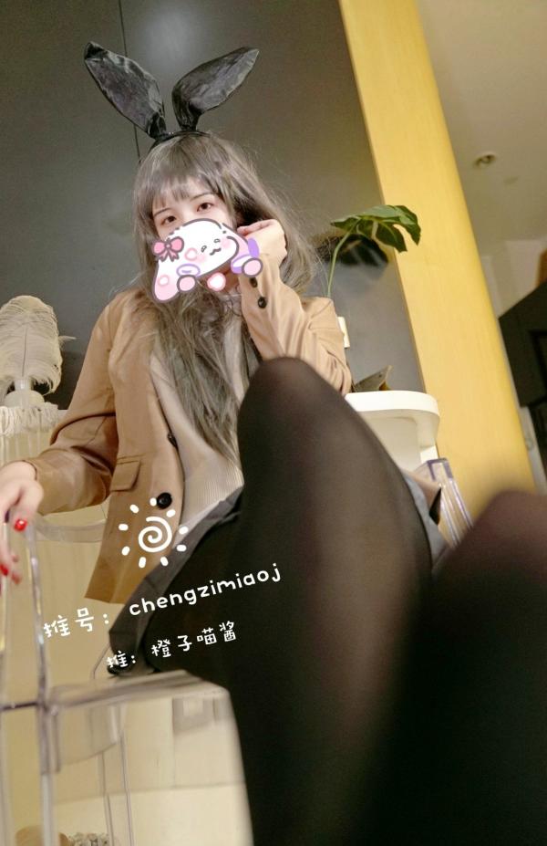    橙子喵酱-樱岛麻衣，极致诱惑制服黑丝私房照，展现二次元动漫角色扮演魅力与傲人好身材第20张图片