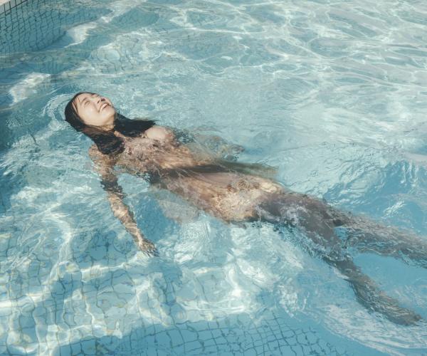    Kisumi Amau 天羽希纯 - 阳光泳池与室内私房，甜美笑容元气写真 [49P]第37张图片