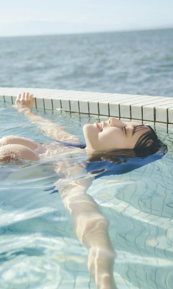    Kisumi Amau 天羽希纯 - 阳光泳池与室内私房，甜美笑容元气写真 [49P]第40张图片
