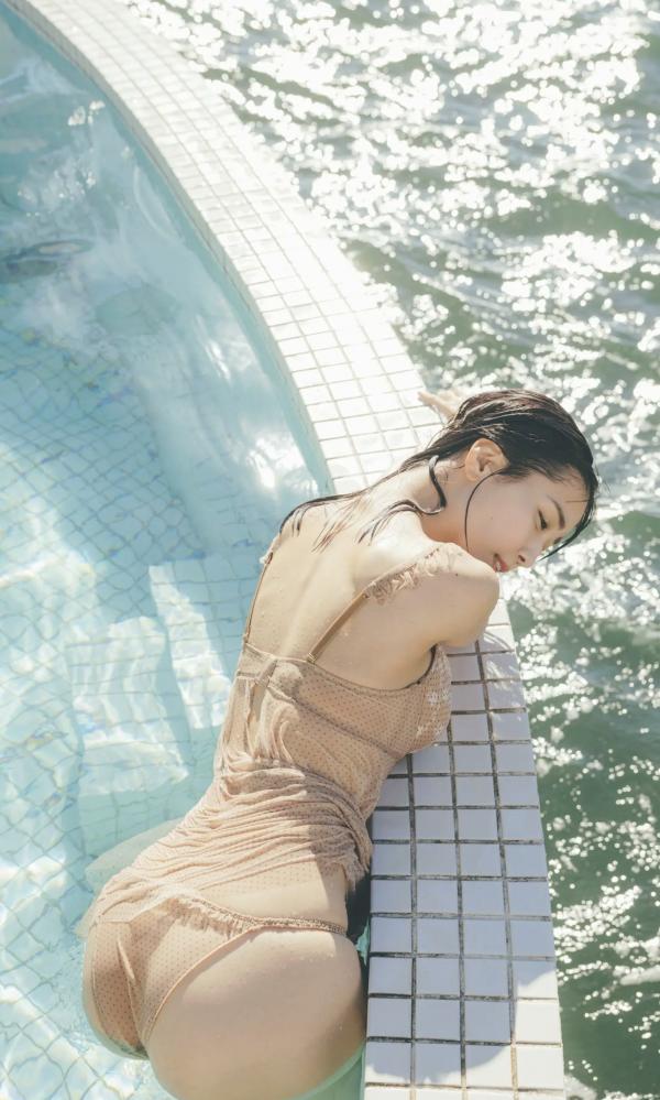    Kisumi Amau 天羽希纯 - 阳光泳池与室内私房，甜美笑容元气写真 [49P]第42张图片