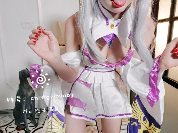    橙子喵酱-艾米莉亚私房照，精致二次元角色扮演，居家性感治愈系女神写真第3张图片