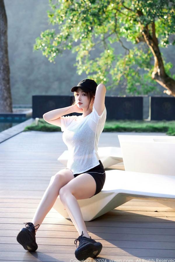    XiuRen秀人网9549期：养乐多Doll运动风活力少女，白T黑背心展现极致火辣身材，清纯可爱与性感诱惑并存，居家与户外运动写真系列。第3张图片