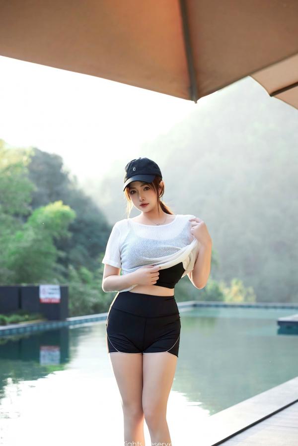    XiuRen秀人网9549期：养乐多Doll运动风活力少女，白T黑背心展现极致火辣身材，清纯可爱与性感诱惑并存，居家与户外运动写真系列。第5张图片