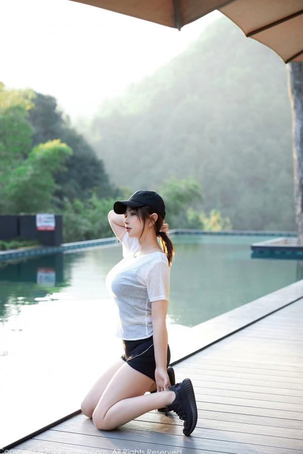    XiuRen秀人网9549期：养乐多Doll运动风活力少女，白T黑背心展现极致火辣身材，清纯可爱与性感诱惑并存，居家与户外运动写真系列。第8张图片