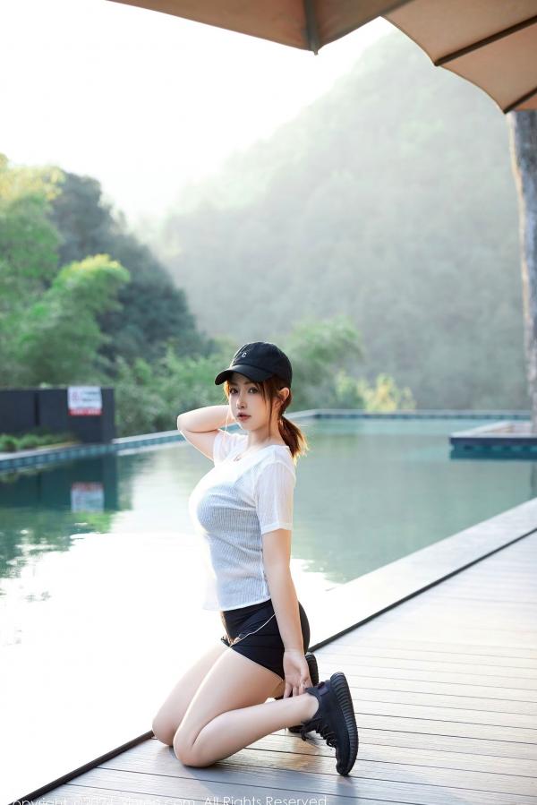    XiuRen秀人网9549期：养乐多Doll运动风活力少女，白T黑背心展现极致火辣身材，清纯可爱与性感诱惑并存，居家与户外运动写真系列。第9张图片