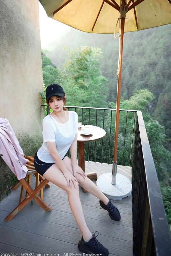    XiuRen秀人网9549期：养乐多Doll运动风活力少女，白T黑背心展现极致火辣身材，清纯可爱与性感诱惑并存，居家与户外运动写真系列。第13张图片