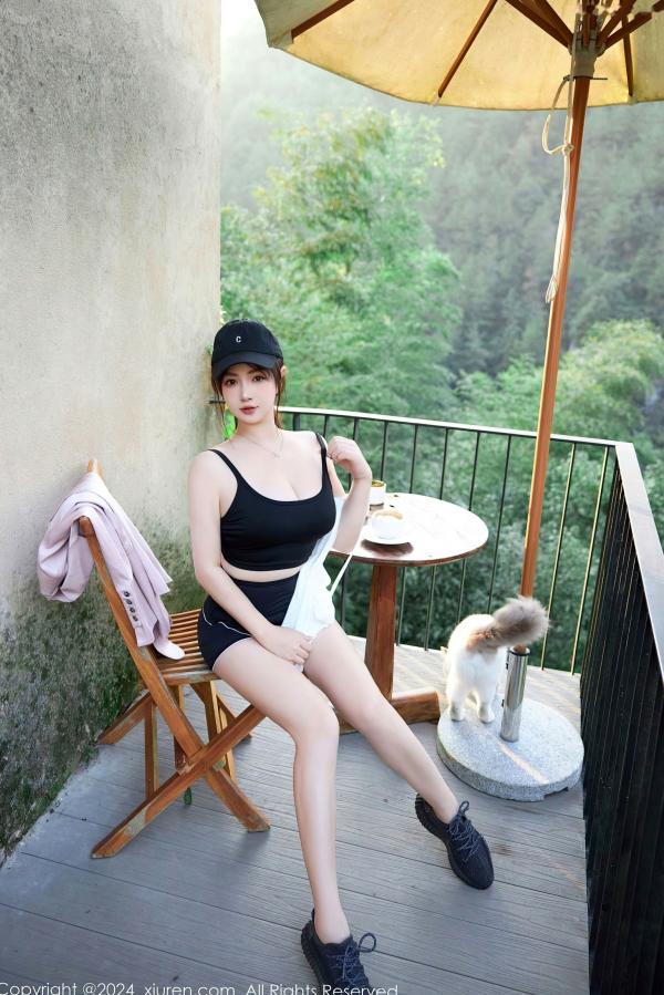    XiuRen秀人网9549期：养乐多Doll运动风活力少女，白T黑背心展现极致火辣身材，清纯可爱与性感诱惑并存，居家与户外运动写真系列。第16张图片