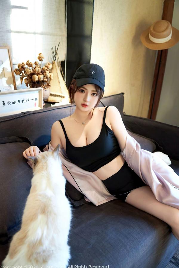    XiuRen秀人网9549期：养乐多Doll运动风活力少女，白T黑背心展现极致火辣身材，清纯可爱与性感诱惑并存，居家与户外运动写真系列。第24张图片