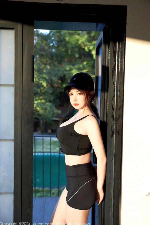    XiuRen秀人网9549期：养乐多Doll运动风活力少女，白T黑背心展现极致火辣身材，清纯可爱与性感诱惑并存，居家与户外运动写真系列。第27张图片