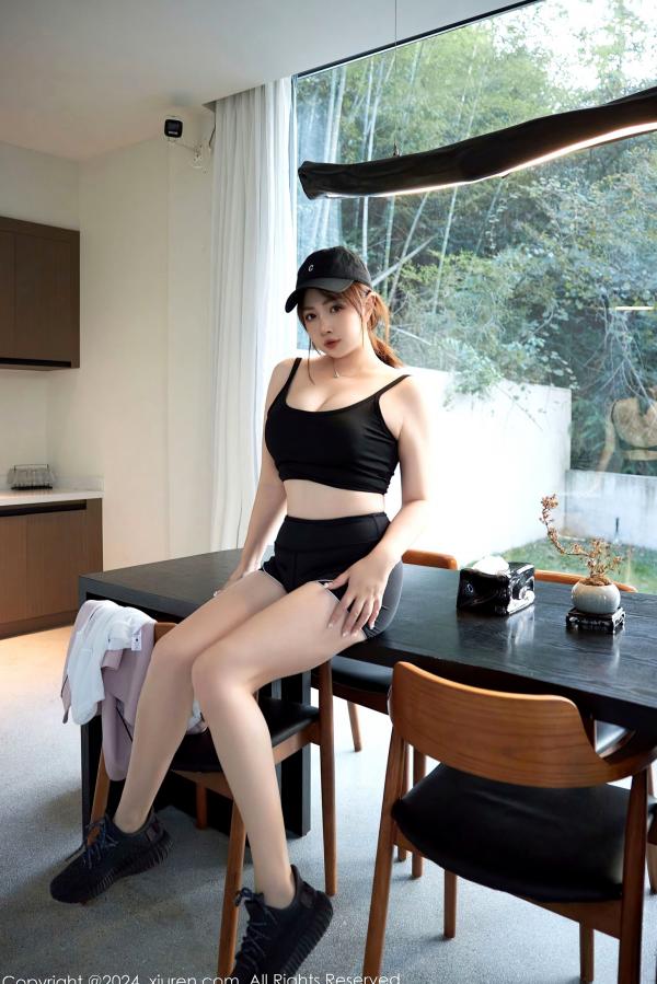    XiuRen秀人网9549期：养乐多Doll运动风活力少女，白T黑背心展现极致火辣身材，清纯可爱与性感诱惑并存，居家与户外运动写真系列。第30张图片