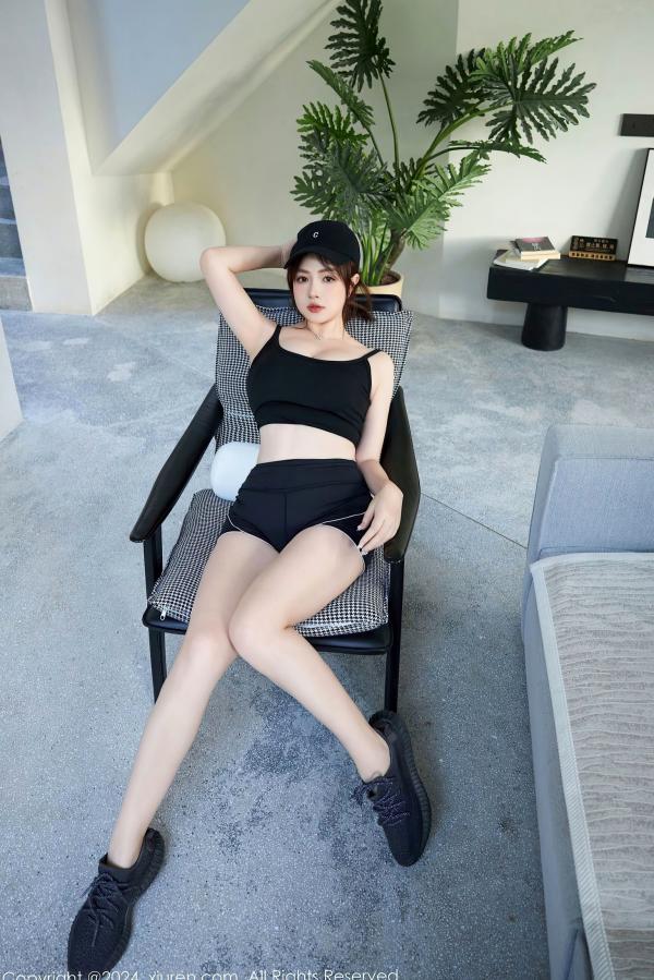    XiuRen秀人网9549期：养乐多Doll运动风活力少女，白T黑背心展现极致火辣身材，清纯可爱与性感诱惑并存，居家与户外运动写真系列。第33张图片