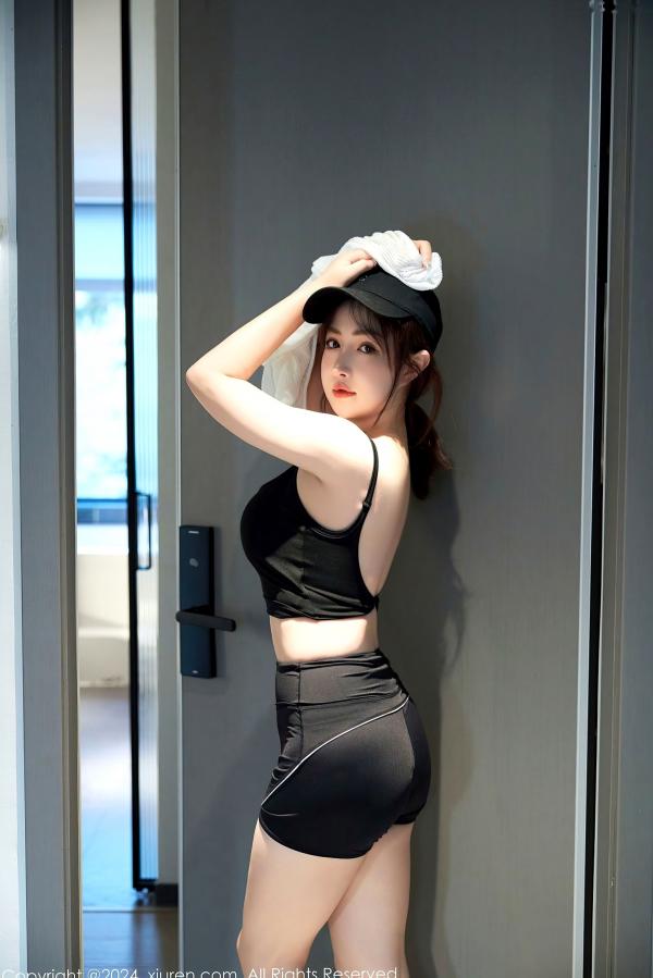    XiuRen秀人网9549期：养乐多Doll运动风活力少女，白T黑背心展现极致火辣身材，清纯可爱与性感诱惑并存，居家与户外运动写真系列。第41张图片