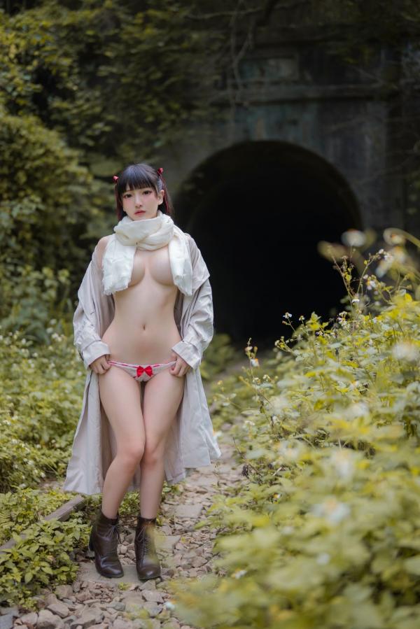    Fantasy-Factory 小丁Ding 户外废弃铁轨私房大尺度写真，白嫩肌肤与风衣造型，极尽野性与清纯的视觉诱惑第2张图片