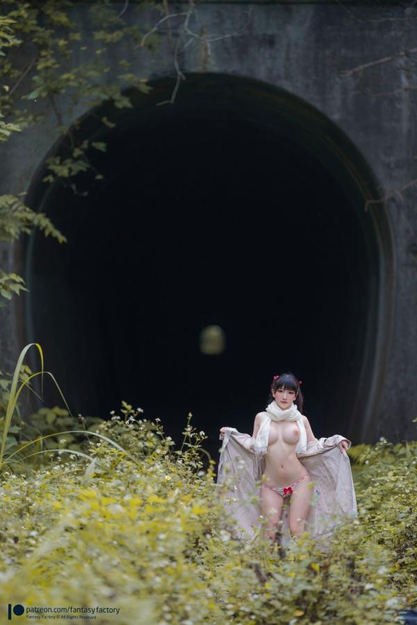    Fantasy-Factory 小丁Ding 户外废弃铁轨私房大尺度写真，白嫩肌肤与风衣造型，极尽野性与清纯的视觉诱惑第5张图片