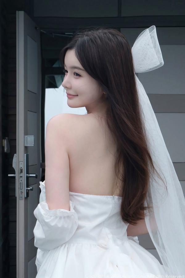    秀人网No.9535：糯美子MINI极致诱惑，纯白薄纱情趣婚纱新娘制服，傲人身材超大尺度美艳私房写真第7张图片