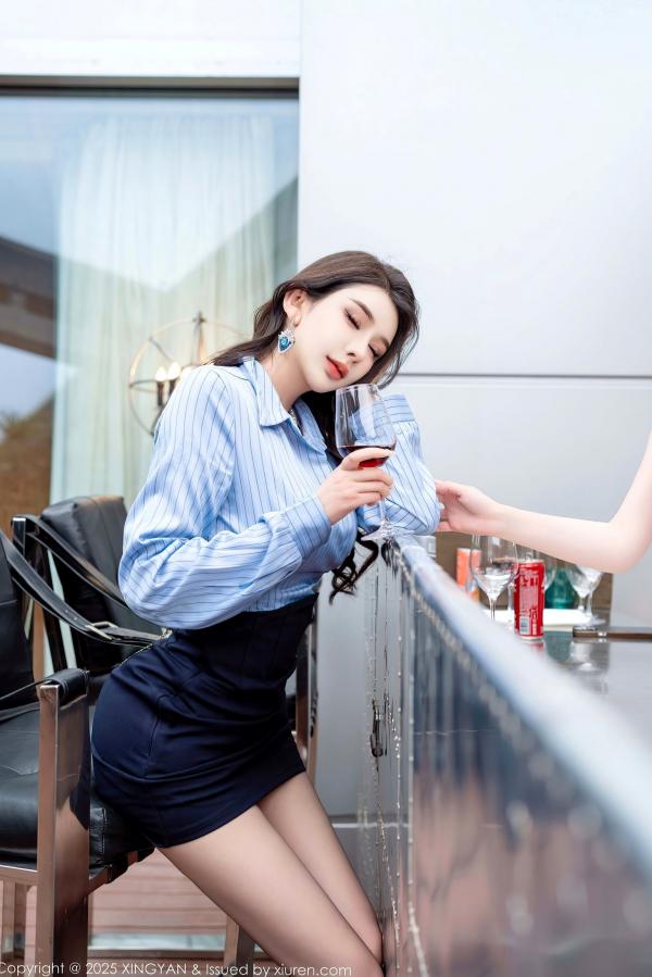   XingYan星颜社-323-李丽莎-袁圆-职场蓝衬衫与银色吊带裙双姝私房大片-黑色诱惑美腿黑丝-气质女神极品盛宴-2025.03.14第14张图片