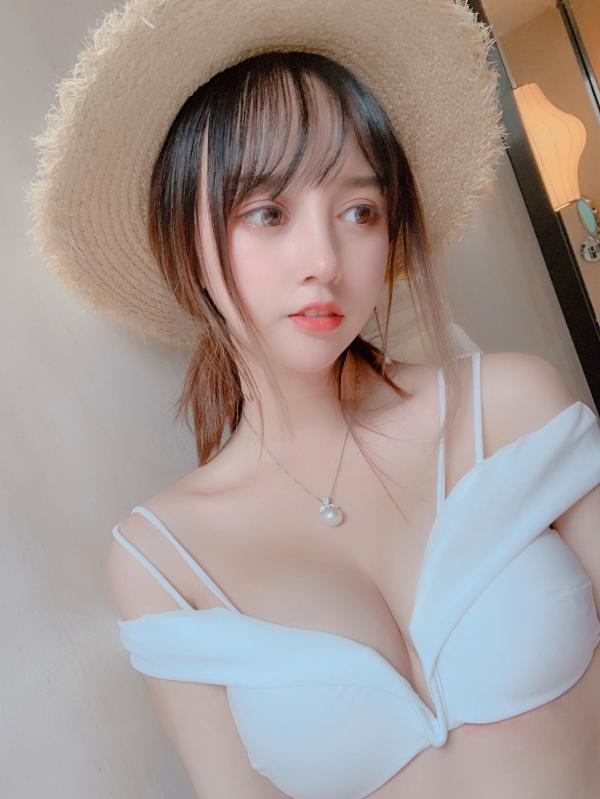 过期米线线喵   过期米线线喵日常——二次元灵动猫耳少女与都市街拍高冷女神，展现多面迷人气质，甜美居家与时尚穿搭随拍第1张图片