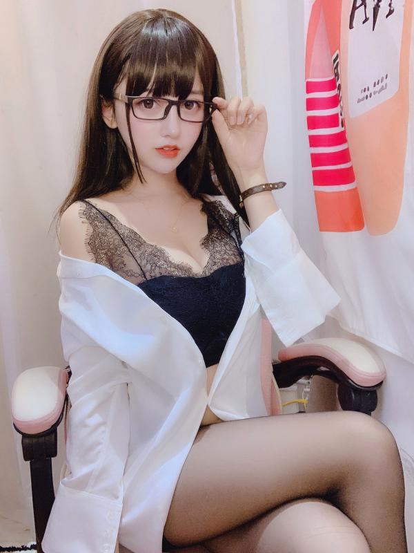 过期米线线喵   过期米线线喵日常——二次元灵动猫耳少女与都市街拍高冷女神，展现多面迷人气质，甜美居家与时尚穿搭随拍第30张图片
