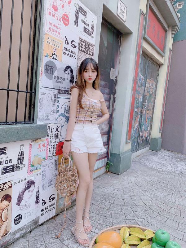 过期米线线喵   过期米线线喵日常——二次元灵动猫耳少女与都市街拍高冷女神，展现多面迷人气质，甜美居家与时尚穿搭随拍第48张图片