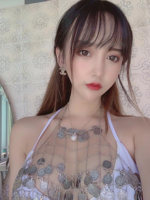过期米线线喵   过期米线线喵日常——二次元灵动猫耳少女与都市街拍高冷女神，展现多面迷人气质，甜美居家与时尚穿搭随拍第55张图片