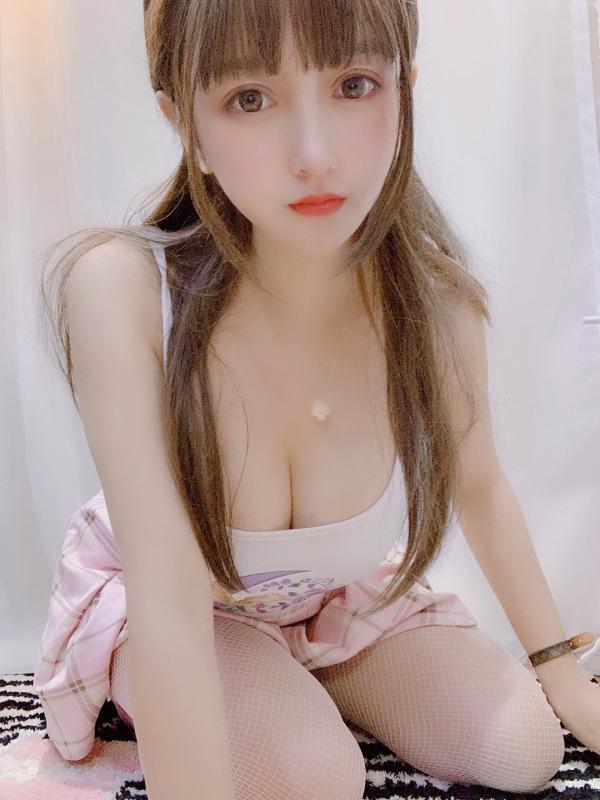 过期米线线喵   过期米线线喵日常——二次元灵动猫耳少女与都市街拍高冷女神，展现多面迷人气质，甜美居家与时尚穿搭随拍第63张图片