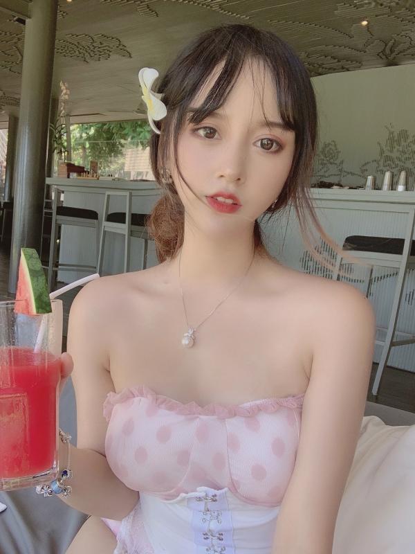 过期米线线喵   过期米线线喵日常——二次元灵动猫耳少女与都市街拍高冷女神，展现多面迷人气质，甜美居家与时尚穿搭随拍第74张图片