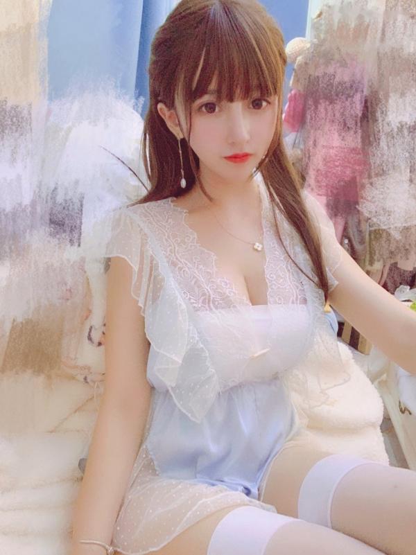 过期米线线喵   过期米线线喵日常——二次元灵动猫耳少女与都市街拍高冷女神，展现多面迷人气质，甜美居家与时尚穿搭随拍第204张图片