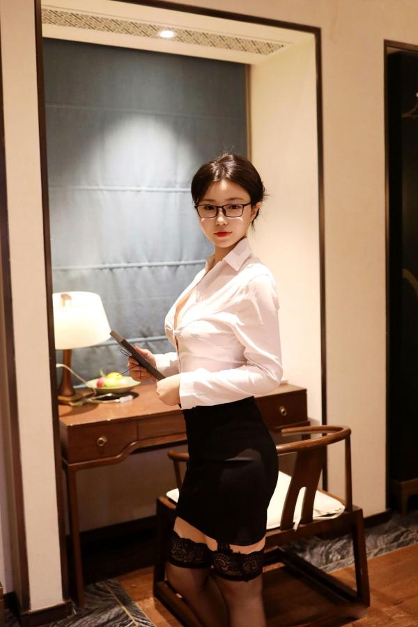    XR-Uncensored-陈小花-职业装OL办公私密诱惑-眼镜娘-性感私房内购写真-XiuRen秀人网第1张图片
